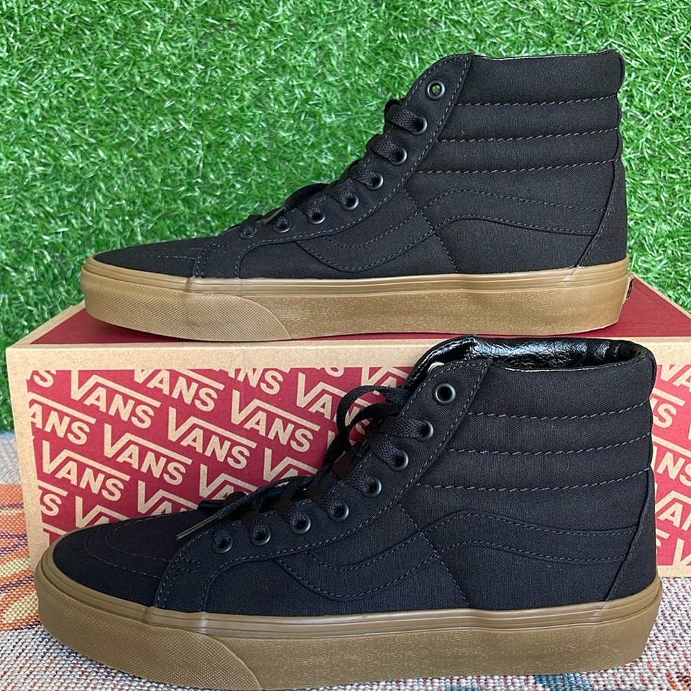 Vans Men’s Sk8-Hi Reissue (Canvas Gum) Black/Lghtgm
VN0A2XSBL0D
Sneakers